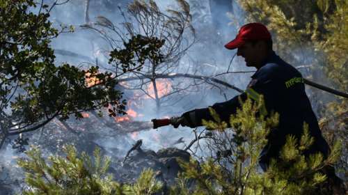 Υπό μερικό έλεγχο η φωτιά στον Υμηττό