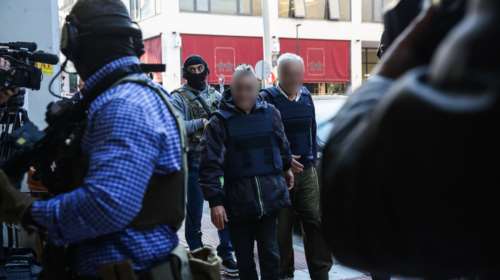 Με χειροπέδες και αλεξίσφαιρο βγήκε από το δικαστήριο ο "Έλληνας Εσκομπάρ" - Πήρε προσθεσμία για την Πέμπτη