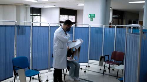 Και όμως κάτι κινείται: Αύξηση στα ραντεβού εμβολιασμού κατά 50%- Σκέψεις για &quot;ημερομηνία λήξης&quot; των πιστοποιητικών
