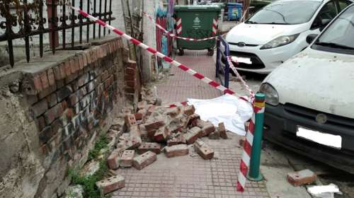 Λάρισα: &quot;Ποινές-χάδι&quot; για τον θάνατο του 22χρονου που καταπλακώθηκε από τοίχο - Ξέσπασαν οι γονείς του