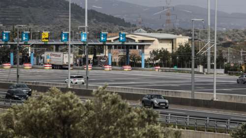 Στα 2,5 ευρώ μειώθηκε από σήμερα το κόστος διέλευσης στην Αττική Οδό για τα ΙΧ