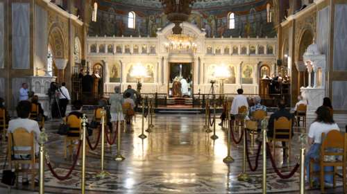 Χριστουγεννιάτικη Λειτουργία: Εκκλησιασμός με αυστηρούς όρους - Προγραμματίζονται δύο και τρεις Θείες Λειτουργίες