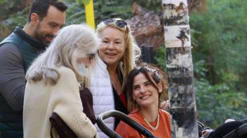 Χριστίνα Μπόμπα: Σε γιορτινό τραπέζι με τους γονείς του συζύγου της στη Θεσσαλονίκη