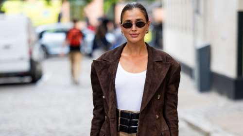 Τα μοντέρνα φθινοπωρινά looks που θα σε πείσουν να επενδύσεις σε ένα suede πανωφόρι