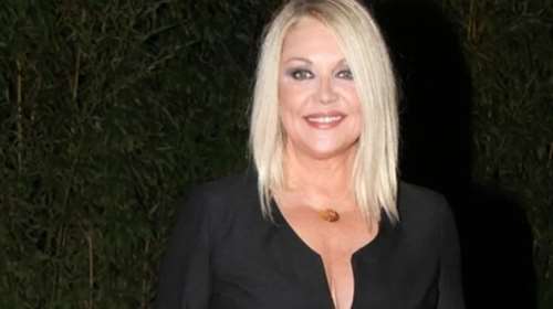 Η Ρούλα Κορομηλά προετοιμάζεται για βραδινή έξοδο - το διαχρονικό ερώτημα για τα σωστά παπούτσια και το μίνιμαλ σαλόνι του σπιτιού της