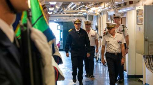 Στο εντυπωσιακό γαλλικό αεροπλανοφόρο Σαρλ ντε Γκωλ η ηγεσία του Πολεμικού Ναυτικού [Εικόνες]