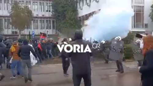 Θεσσαλονίκη: Νέα επεισόδια μεταξύ αναρχικών και ΜΑΤ στο ΑΠΘ - Συγκρούσεις με κοντάρια και χημικά [Βίντεο]