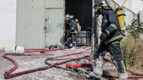 Ασπρόπυργος: Υπό μερικό έλεγχο η πυρκαγιά που ξέσπασε σε εργοστάσιο - Τεράστιες υλικές ζημιές