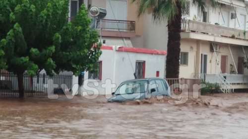 Στις ταράτσες εγκλωβισμένοι κάτοικοι στην Εύβοια: &quot;Βοήθεια, πνιγόμαστε&quot;