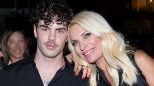 Καλεσμένη σε γάμο με τον Άγγελο της: Η Ελένη Μενεγάκη με ροζ neon φόρεμα και τη μητέρα στο πλευρό της