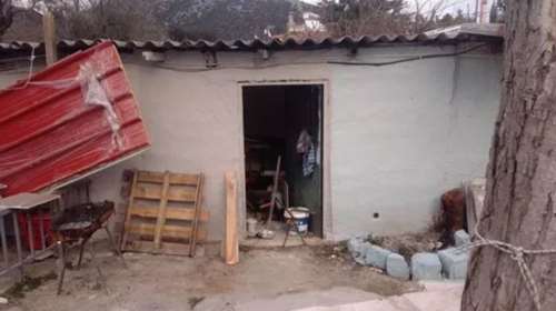 Συγκλονιστικό: Εθελοντές στον Βόλο επισκευάζουν το σπίτι 30χρονης άνεργης που ζει με 185 ευρώ τον μήνα [Εικόνες]