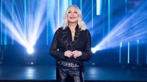 Η Ρούλα Κορομηλά ποζάρει αγκαλιά με τη μαμά της: &quot;Σειρά μας να φροντίσουμε τους ήρωές μας&quot;