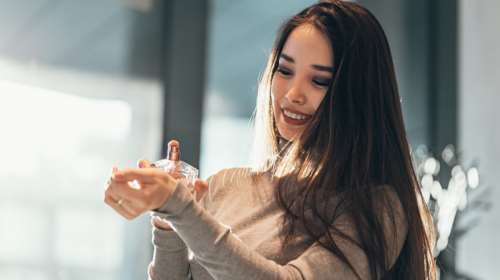 Floral &amp; Ξυλώδες: Το νέο άρωμα που πρέπει να δοκιμάσεις αν σου αρέσουν οι gourmand δημιουργίες