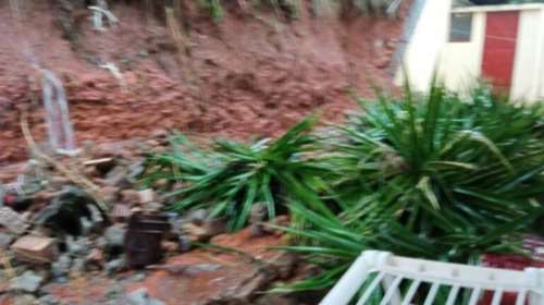 Πλημμύρες στη Χερσόνησο: Γυναίκα &quot;κρεμασμένη&quot; σε στύλο περιμένει βοήθεια [βίντεο - εικόνες]