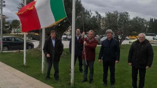 Η ιταλική σημαία στο δημαρχείο Σαρωνικού ως ένδειξη συμπαράστασης στον ιταλικό λαό