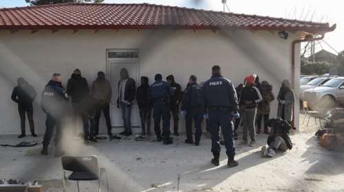 Νέα επεισόδια στον Έβρο - Πρόσφυγες έβαλαν φωτιά σε στρώματα