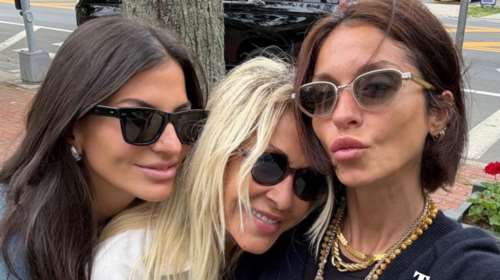 Δήμητρα Κούστα: Με boho εξώπλατο φόρεμα με την Αννα Βίσση και τη Σοφία Καρβέλα - &quot;Οι τρεις χάριτες&quot;