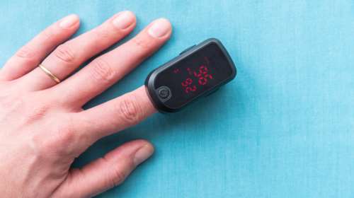 Οξύμετρο: Όσα πρέπει να ξέρουμε για τη μικρή συσκευή που μετρά το οξυγόνο στο αίμα μας