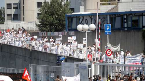 Κινητοποιήσεις στη Γαλλία: Θέλουμε χρήματα, όχι παράσημα, φωνάζουν γιατροί και νοσηλευτές