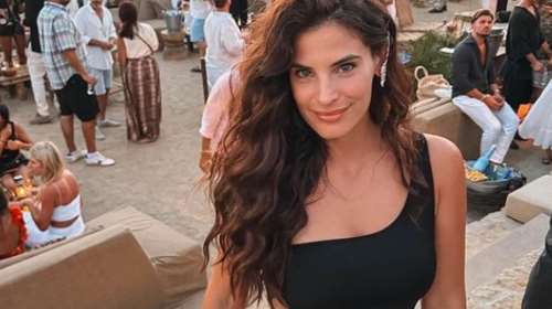 Χριστίνα Μπόμπα: Το μαύρο φόρεμα που αποκάλυψε το τατουάζ της - Η λαμπερή εμφάνιση στον Σκορπιό της Μυκόνου