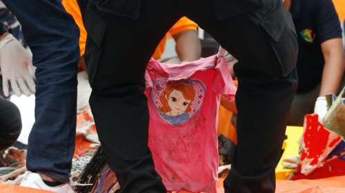 Αεροπορική τραγωδία Ινδονησία: Βρέθηκαν συντρίμμια και πτώματα - Σήματα πιθανώς από το μαύρο κουτί  - Συγκλονιστικές εικόνες