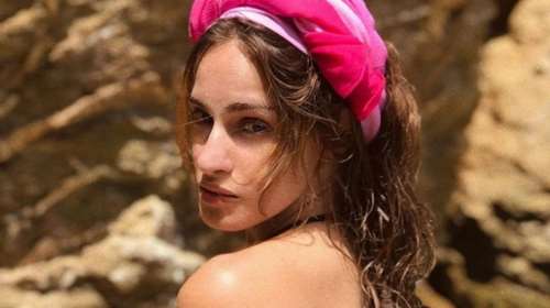 Η Μαρία Βοσκοπούλου ποζάρει φορώντας μπικίνι και παρεό στην πιο καλοκαιρινή και ξέγνοιστη φωτογραφία ever