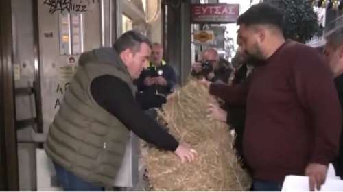 Διαμαρτυρία αγροτών έξω από γραφεία βουλευτών της ΝΔ στη Λάρισα - Έριξαν σανό στην είσοδο