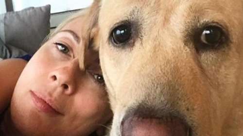 Σμαράγδα Καρύδη: It’s Christmas time...  με τον σκύλο της, τον Γιάννη