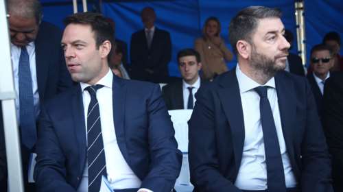 Δίπλα αλλά...μακριά στην παρέλαση ο Στέφανος Κασσελάκης και ο Νίκος Ανδρουλάκης [Εικόνες]