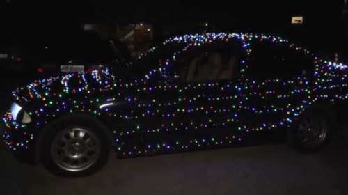 Νέα Σμύρνη: Νεαρός στόλισε το αυτοκίνητό του με... 1.780 χριστουγεννιάτικα λαμπιόνια - &quot;Απολύτως νόμιμο&quot;, λέει ο Μπαλάσκας