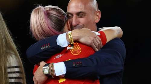 Δεν ήταν μόνο το φιλί- Ασεμνη χειρονομία δίπλα στη Λετίσια έκανε ο ασυγκράτητος πρόεδρος της ισπανικής ομοσπονδίας ποδοσφαίρου