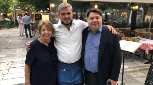 Ο νέος Αμερικανός πρέσβης συνάντησε συγγενή του από το χωριό στην πρώτη του βόλτα στην Πλάκα- Με τη μαμά του