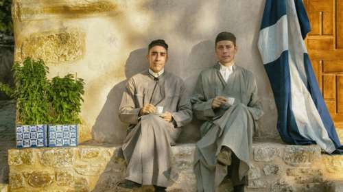 &quot;Ήλιος με δόντια&quot;: Μια παράσταση βασισμένη στο μυθιστόρημα του Γιάννη Μακριδάκη