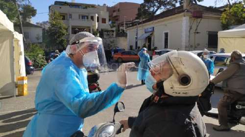 Κορονοϊός: Χαμός στα Χανιά για τα δωρεάν rapid tests - Κοσμοσυρροή για τους drive through ελέγχους