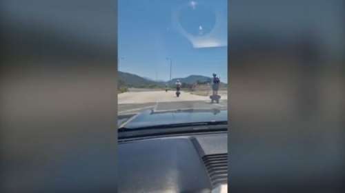 Αδιανόητο: Με ηλεκτρικά πατίνια και φορτωμένοι στην εθνική οδό Ηγουμενίτσας – Πρέβεζας [βίντεο]