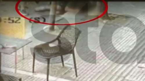 Πλατεία Βικτωρίας: Καρέ - καρέ η άγρια επίθεση του πεθερού στον γαμπρό του - Οι πρώτες βοήθειες στο θύμα