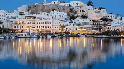 Υμνοι αυστριακών Μέσων για αυτό το κυκλαδίτικο νησί: Μοναδικά γραφικά χωριά και χρυσαφένιες αμμουδιές