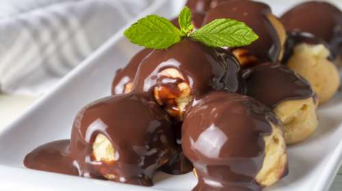 Σούπερ καλοκαιρινό γλυκό: Προφιτερόλ με κρουασανάκια, έτοιμο σε 10 λεπτά