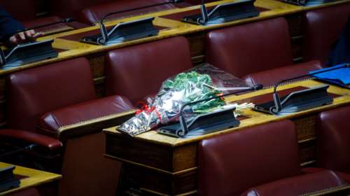 Βουλή: Ανθοδέσμη στο έδρανο όπου καθόταν ο Παύλος Μπακογιάννης [Εικόνες]