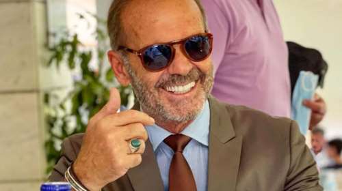 O Πέτρος Κωστόπουλος μας ανοίγει το καλαίσθητο διαμέρισμά του στο Νέο Ψυχικό