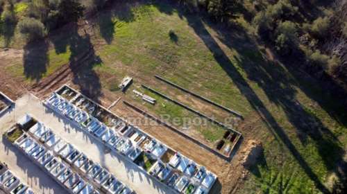 Σοκαριστικές εικόνες στη Λαμία: Ανοίγουν νέους τάφους για τα θύματα του κορονοϊού [βίντεο]