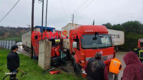 Τροχαίο με δύο νταλίκες στην Πατρών - Πύργου: Ο ένας οδηγός τραυματίστηκε και εγκλωβίστηκε [εικόνες]