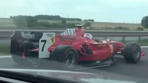 Gentleman driver κάνει βόλτα με μονοθέσιο στον δρόμο [βίτεο]