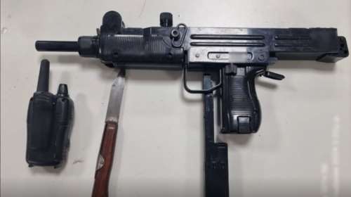 Κυκλοφορούσε στην Ομόνοια με ρέπλικα αυτόματου όπλου και ασύρματο: Συνελήφθη 36χρονος