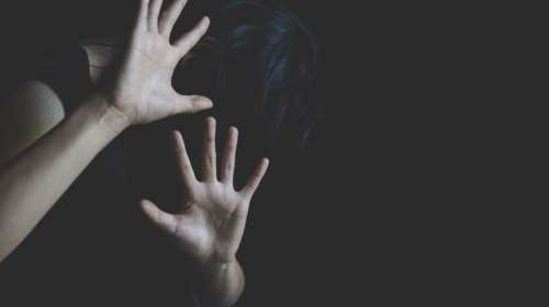 Σκόπελος: 49χρονος χτυπούσε τη σύζυγό του στη μέση του δρόμου - Τον κατήγγειλε αυτόπτης μάρτυρας