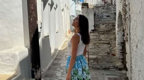 Με κόκκινο μπικίνι η Μελίνα Νικολαΐδη σε φωτογραφία από τις διακοπές της