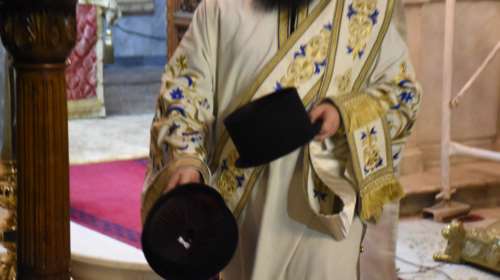 Αδιόρθωτος ιερέας κοινωνούσε πιστούς στην Εύβοια και συνελήφθη