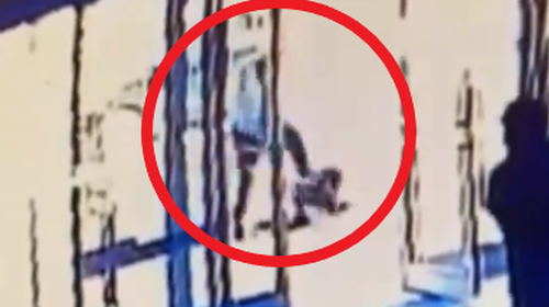 ΗΠΑ: Απίστευτη απρόκλητη επίθεση σε γυναίκα από άγνωστο - Της πάταγε το κεφάλι στη μέση του δρόμου [Βίντεο]