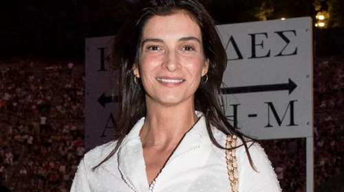 Το απόλυτο κορμί: Η Αντιγόνη Κουλουκάκου ποζάρει με ολόσωμο μαγιό στον καθρέφτη του σπιτιού της