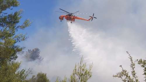 Κρήτη - Συναγερμός στην Πυροσβεστική: Εξαπλώνεται η φωτιά στην Κάνδανο Χανίων